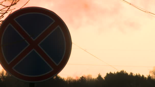 Вид на дорожній знак проти рожевого відео заходу сонця — стокове відео