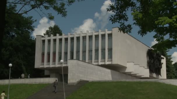 Bâtiment soviétique de style moderne avec pelouse et parc — Video