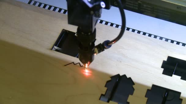 Лазерна ріжуча машина відео крупним планом — стокове відео