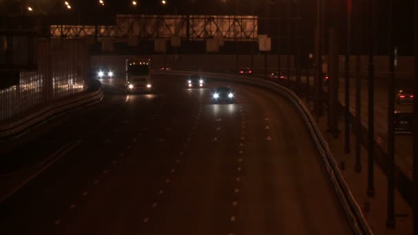 Forgalmas városi autópálya az esti videó — Stock videók