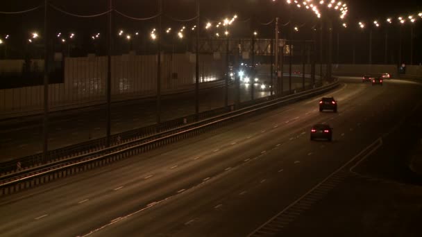 城市高速公路上满是汽车在晚上的视频 — 图库视频影像