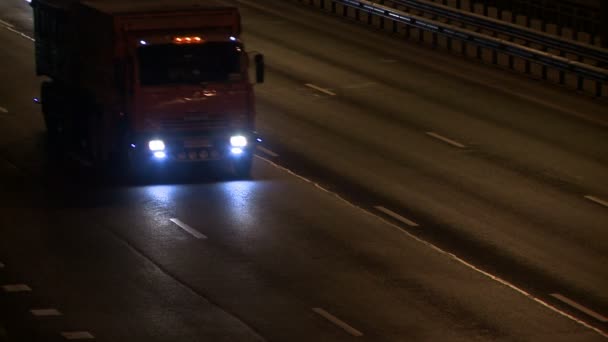 Stadsgatan trafikerar i aftonen video — Stockvideo