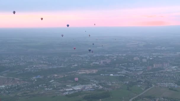 Muchos globos de aire caliente sobre la vista aérea de la ciudad — Vídeo de stock