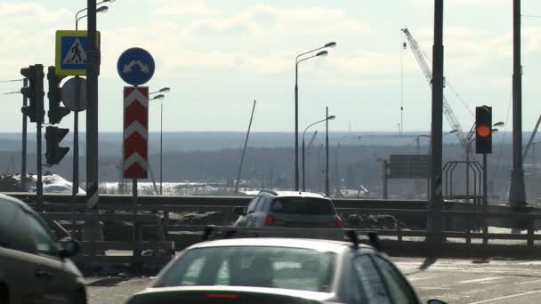 Vista sul traffico cittadino in una giornata di sole — Video Stock