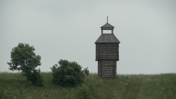 Torre de madera vista paisaje — Vídeo de stock