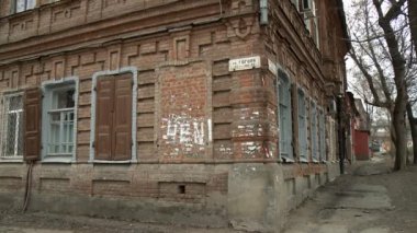 Yaz aylarında iki katlı eski ev görünümü