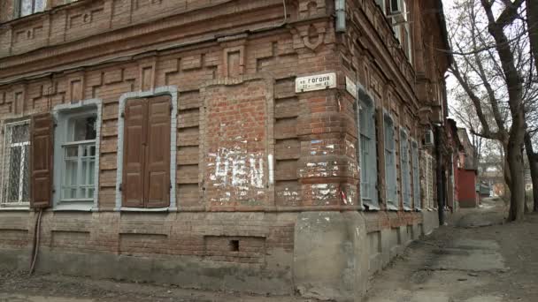 Vue sur la vieille maison de deux étages en été 