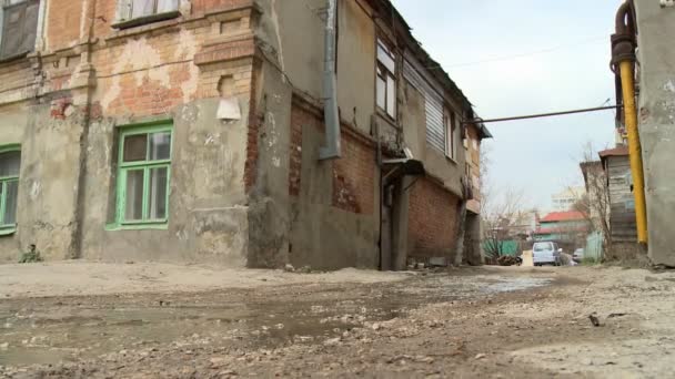 Vue sur la maison minable de deux étages en été — Video