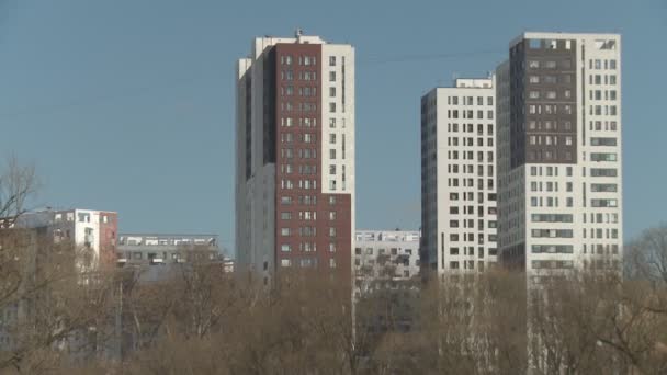 Modernos edifícios de vários andares vista — Vídeo de Stock