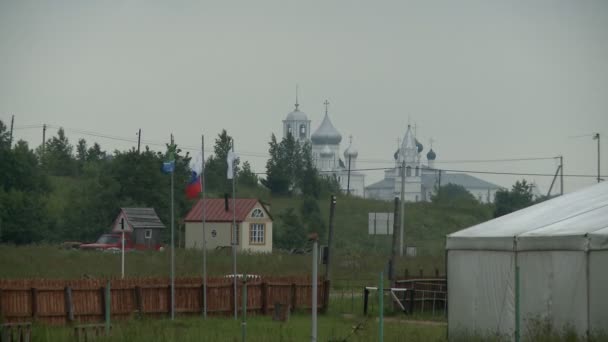 Pequeña casa con dependencias y vídeo de la iglesia — Vídeo de stock