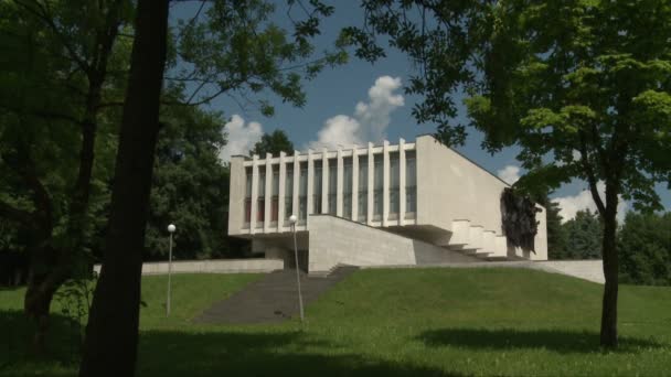 Soviet modern style building with lawn and park — Stock Video