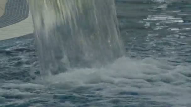 夏のビデオでスイミングプールの噴水 — ストック動画