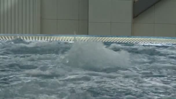 Piscina interior e vista jacuzzi — Vídeo de Stock