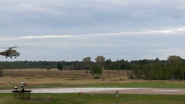 Helicóptero volando bajo por encima del video de pista — Vídeo de stock