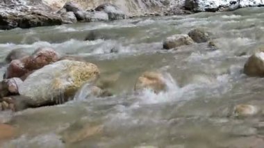 Yazın dağ nehri