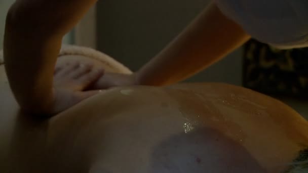 Massagem no salão de spa de vídeo — Vídeo de Stock