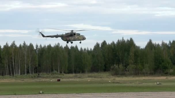 Helicóptero aterrizando en la vista de área de despegue — Vídeos de Stock