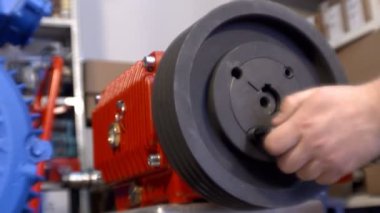 Metal atölye videosundaki makine