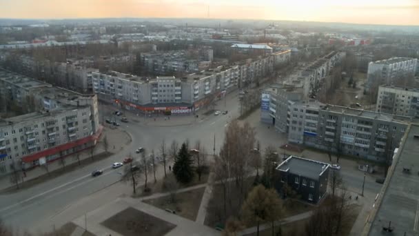Вид с воздуха на городской перекрёсток — стоковое видео