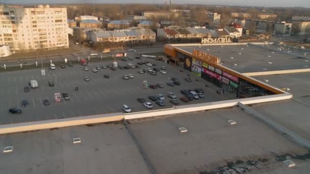 Süpermarket otoparkının havadan görünümü — Stok video