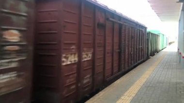Terk edilmiş platform boyunca giden yük treni