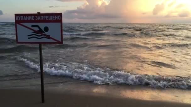 Banho de cartaz é proibido na vista da costa do mar — Vídeo de Stock