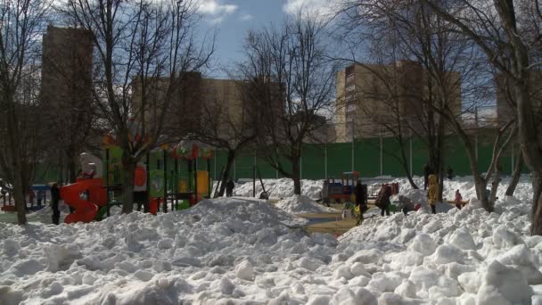 Parque infantil no quintal da cidade no inverno — Vídeo de Stock