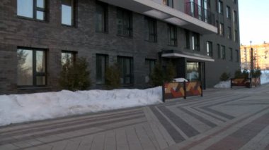 Modern çok katlı bina giriş görünümü