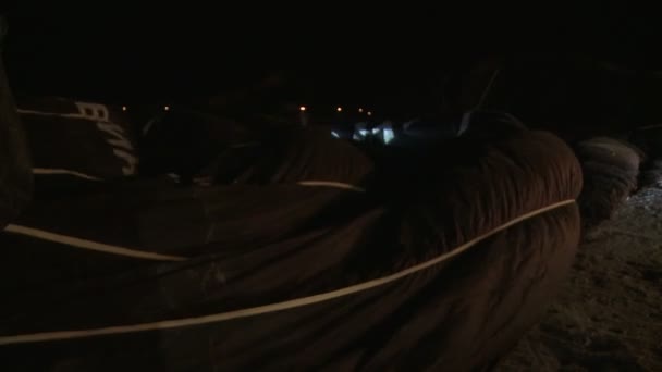 Heißluftballon-Ausrüstung im Dunkeln vor der Tür — Stockvideo