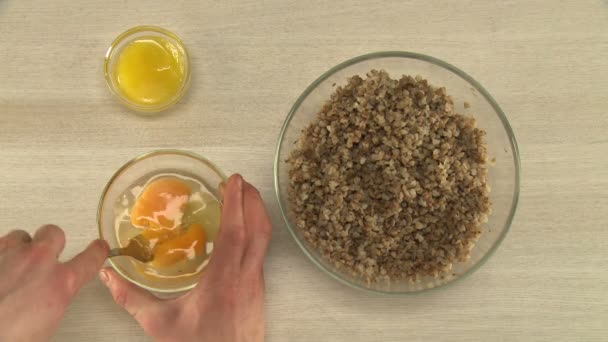 Cucina mescolando le uova in una ciotola video — Video Stock