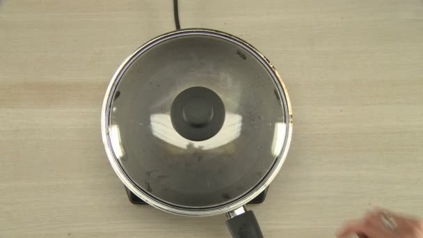 フライパンキャップビデオを開く調理器具 — ストック動画
