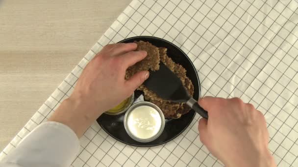 Cooker setting the table with cutlets video — Stock Video