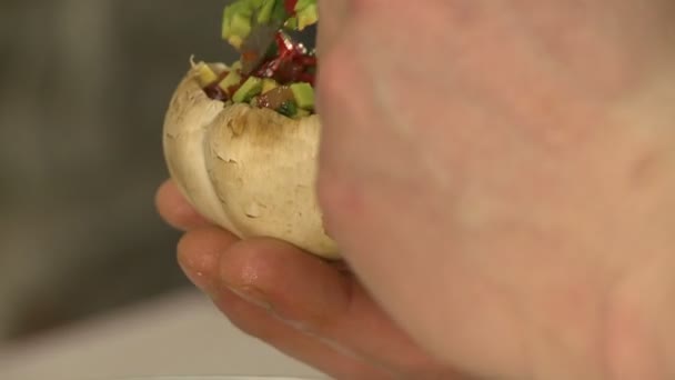 Cocina poniendo relleno en un video tartlet — Vídeo de stock