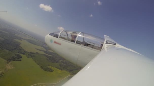 Avión volando con un piloto en cabina de vídeo aéreo — Vídeos de Stock