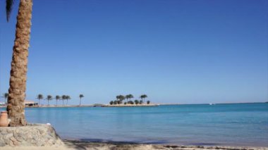 Güneşli bir günde sahilden güzel deniz manzarası