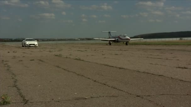 Carro e avião em um vídeo de pista — Vídeo de Stock