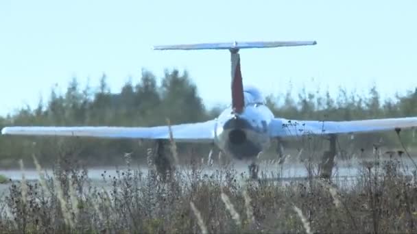 Відео світла площині двигуна на злітно-посадковій смузі — стокове відео