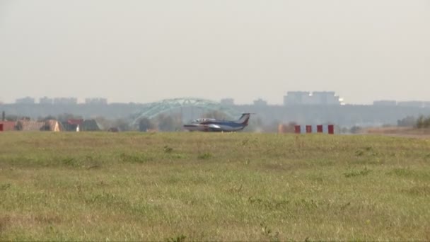 Avion léger sur piste vidéo — Video