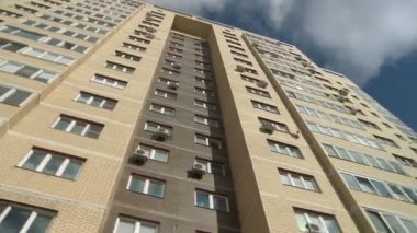 Modern çok katlı bina görüntüsü