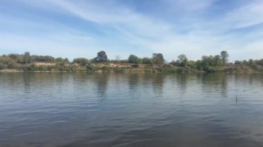 Bir yaz günü video Deserted nehir kıyısında