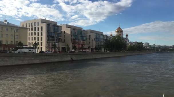 Kaupungin joenpengerrys näkymä veneestä — kuvapankkivideo