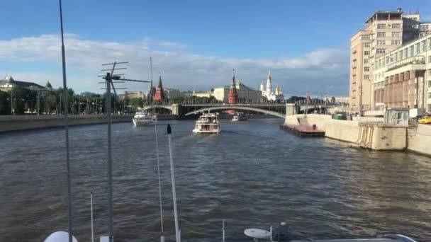 Ciudad río terraplén vista desde a bordo del barco — Vídeo de stock