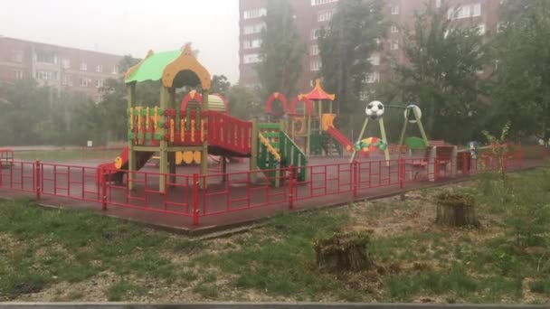 Parque infantil durante la lluvia video — Vídeos de Stock
