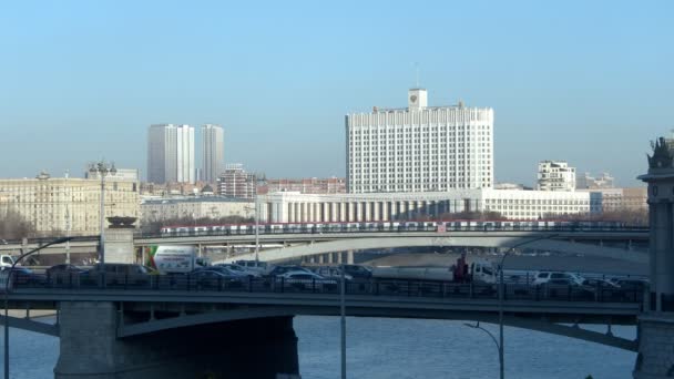 Tráfico en el puente en el centro de la ciudad vista — Vídeo de stock