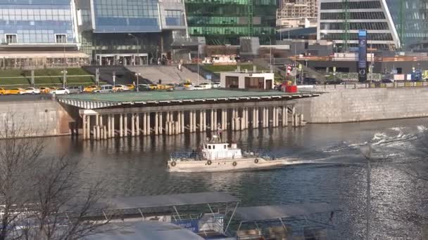 都市の堤防に沿って川で航行する船 — ストック動画