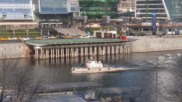 Schiff fährt auf Fluss am Stadtdamm entlang — Stockvideo