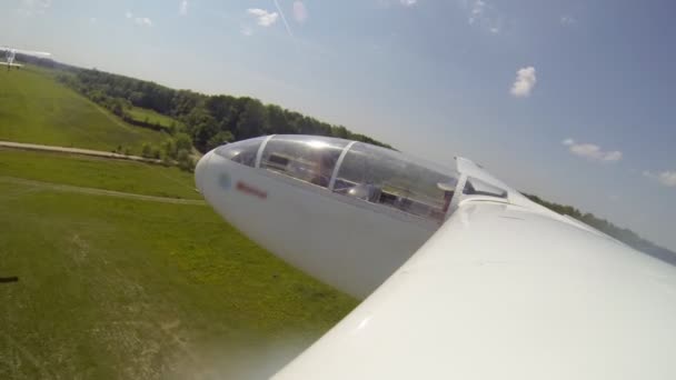 Avião decolando com um piloto em vídeo aéreo de cabine — Vídeo de Stock