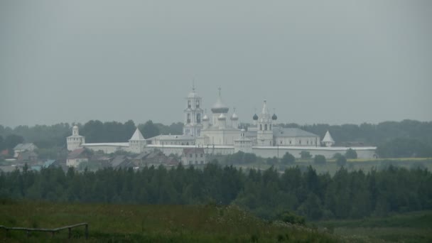 Ancienne église vue panoramique d'été — Video