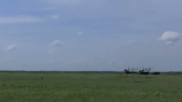 Grande pista de vídeo no dia ensolarado — Vídeo de Stock