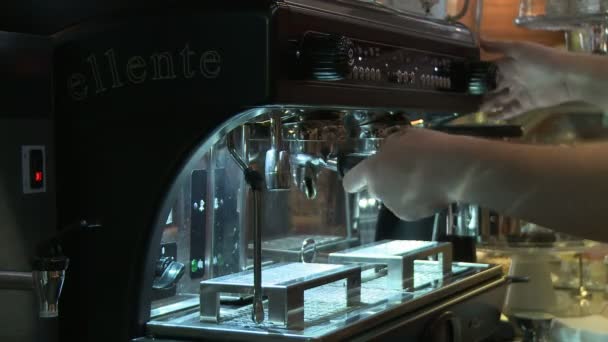 Бариста управляет кофемашиной в кафе — стоковое видео